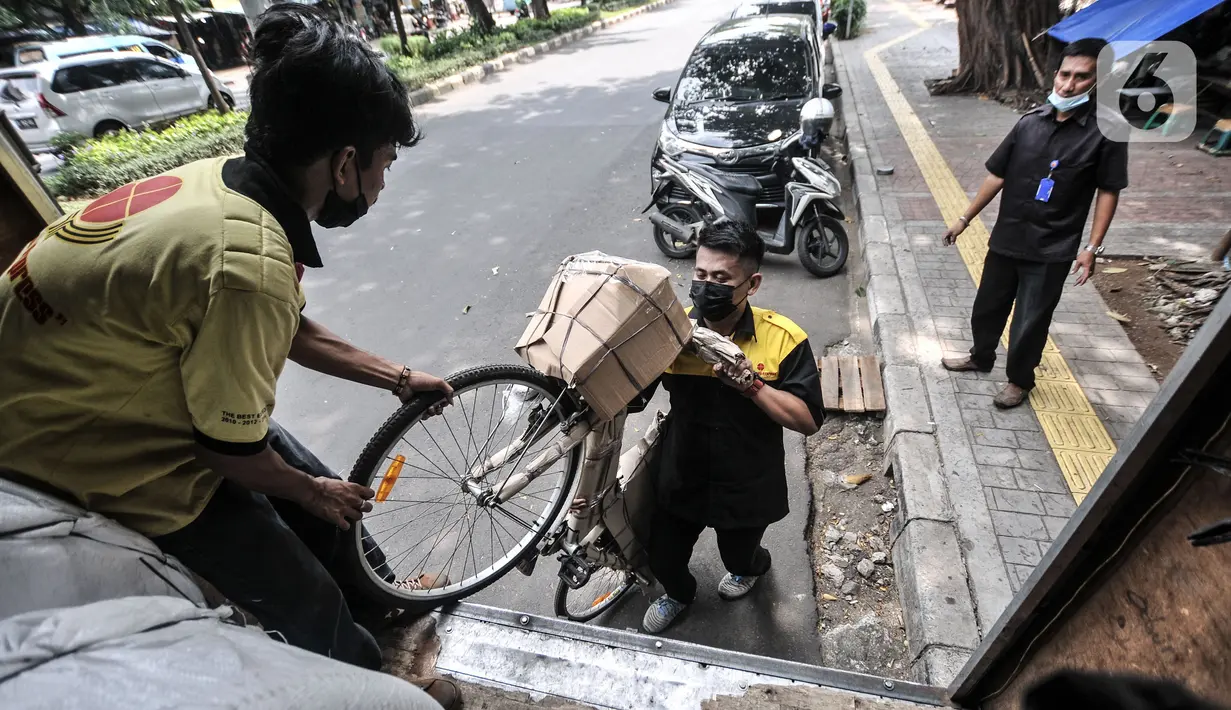 Pekerja memasukkan sepeda ke dalam truk sebelum dikirim melalui jasa ekspedisi kereta di Jalan Bungur Raya, Senen, Jakarta, Senin (3/5/2021). Memasuki H-10 Idul Fitri, jasa pengiriman paket barang dan sepeda motor via ekspedisi kereta api mengalami peningkatan. (merdeka.com/Iqbal S. Nugroho)