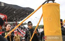 Tahukah Anda Tradisi Sakral Pembuka? Festival Erau Kukar 2025 Dimulai dengan Pendirian Tiang Ayu