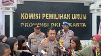 Kapolres Metro Jakarta Pusat Kombes Susatyo Purnomo Condro memberikan keterangan pers terkait pengamanan di Kantor KPU Jakarta saat pendaftaran Pilgub Jakarta 2024. (Liputan6.com/Muhammad Radityo Priyasmoro)