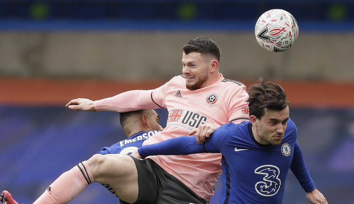 Striker Sheffield United, Oliver Burke (kiri) berduel udara dengan bek Chelsea, Ben Chilwell dalam laga perempatfinal Piala FA 2020/2021 di Stamford Bridge, London, Minggu (21/3/2021). Sheffield United kalah 0-2 dari Chelsea. (AP/Kirsty Wigglesworth)