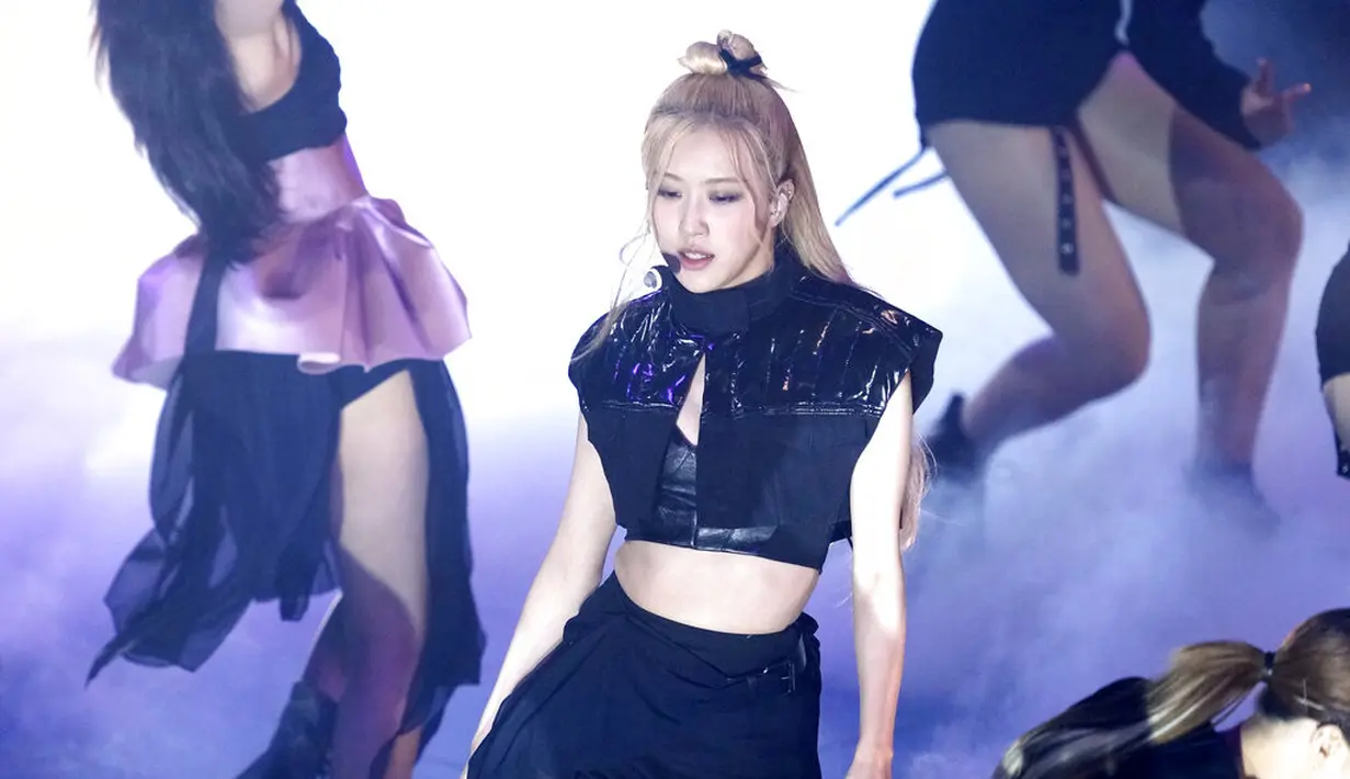 <p>Blackpink tampil membawakan Pink Venom di MTV VMA 2022. (Charles Sykes/Invision/AP)</p>