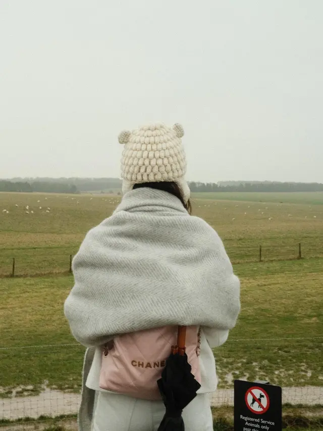 Gaya Fashionable Azizah Salsha Liburan di Inggris Jadi Sorotan Akibat Jadikan Tas Chanel Rp90 Jutaan Sebagai Gantungan Payung