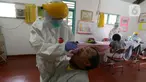 Tim medis Puskesmas Kecamatan Pulogadung melakukan swab tes (usap tes) pedagang pasar Burung Cipinang Kebembem, Jakarta, Jumat (19/6/2020). Sebanyak 82 orang yang mengikuti pemeriksaan swab tes dilakukan untuk memutus rantai penularan virus Corona (COVID-19). (merdeka.com/Imam Buhori)
