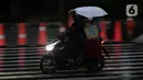 Pengendara motor mengenakan jas hujan saat melintas di kawasan Kuningan, Jakarta, Selasa (8/11/2022). Curah hujan yang tinggi di kawasan Jakarta berpotensi menimbulkan genangan atau banjir sehingga berpotensi memicu kemacetan, terutama saat jam kerja. (Liputan6.com/Helmi Fithriansyah)