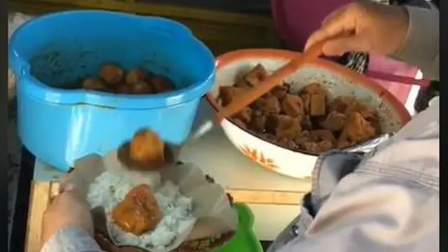 Keluarga di Surabaya Tiap Hari Bagikan Makanan Gratis