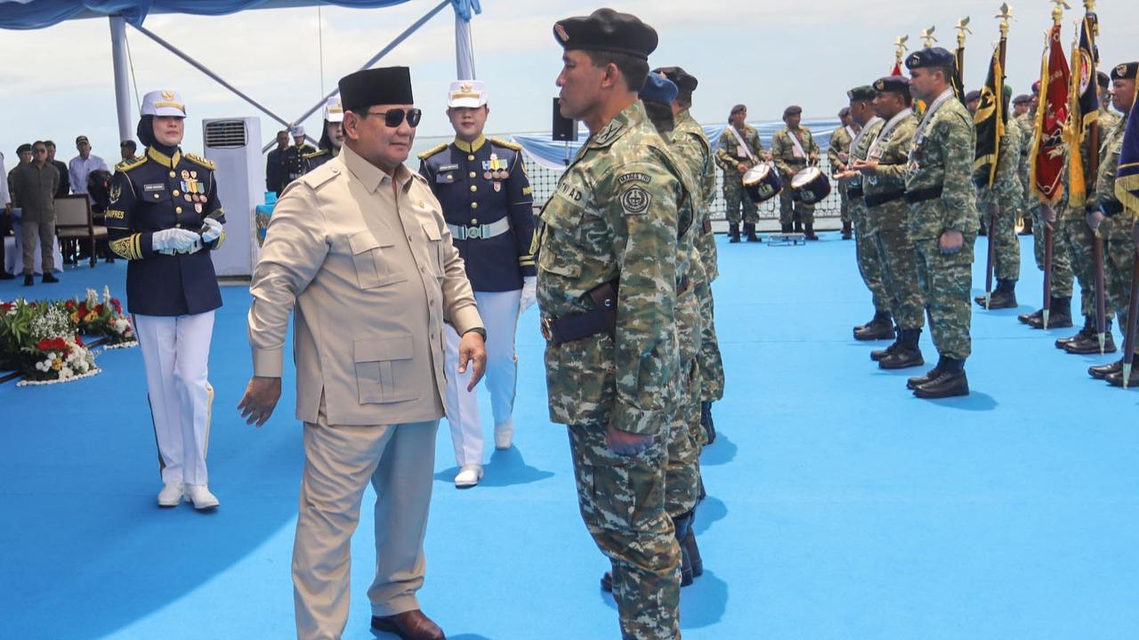 FOTO: Di Atas Kapal Perang, Presiden Prabowo Beri Penghargaan Tertinggi kepada Prajurit TNI
