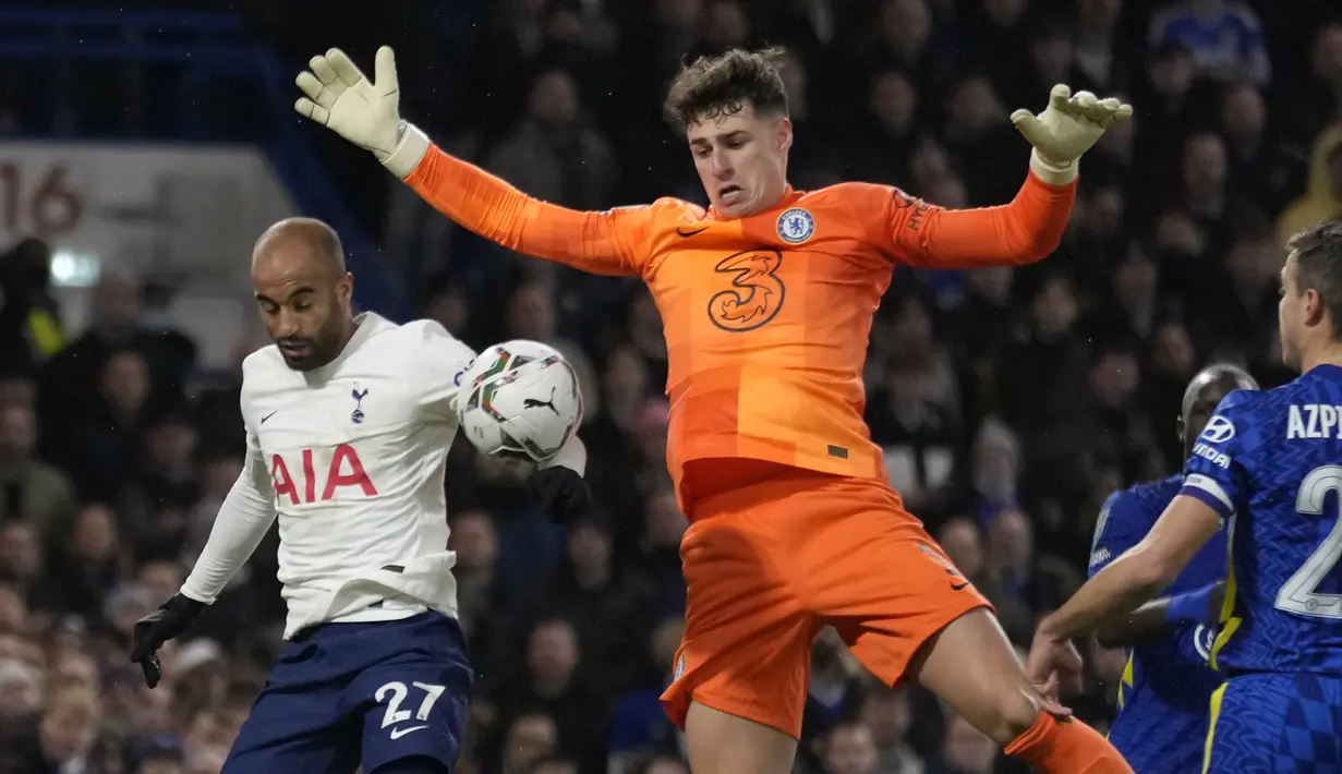 Kiper Chelsea Kepa Arrizabalaga (tengah) melakukan penyelamatan di depan gelandang Tottenham Hotspur Lucas Moura dalam semifinal leg pertama Piala Liga Inggris di Stamford Bridge, Kamis (6/1/2022) dini hari WIB. Chelsea mengungguli Tottenham Hotspur 2-0. (AP Photo/Kirsty Wigglesworth)