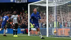 Pemain Chelsea Eden Hazard melakukan selebrasi usai mencetak gol saat melawan Newcastle dalam pertandingan Liga Inggris di Stamford Bridge, London (2/12). Chelsea menang telak 3-1 atas Newcastle. (Steven Paston / PA via AP)