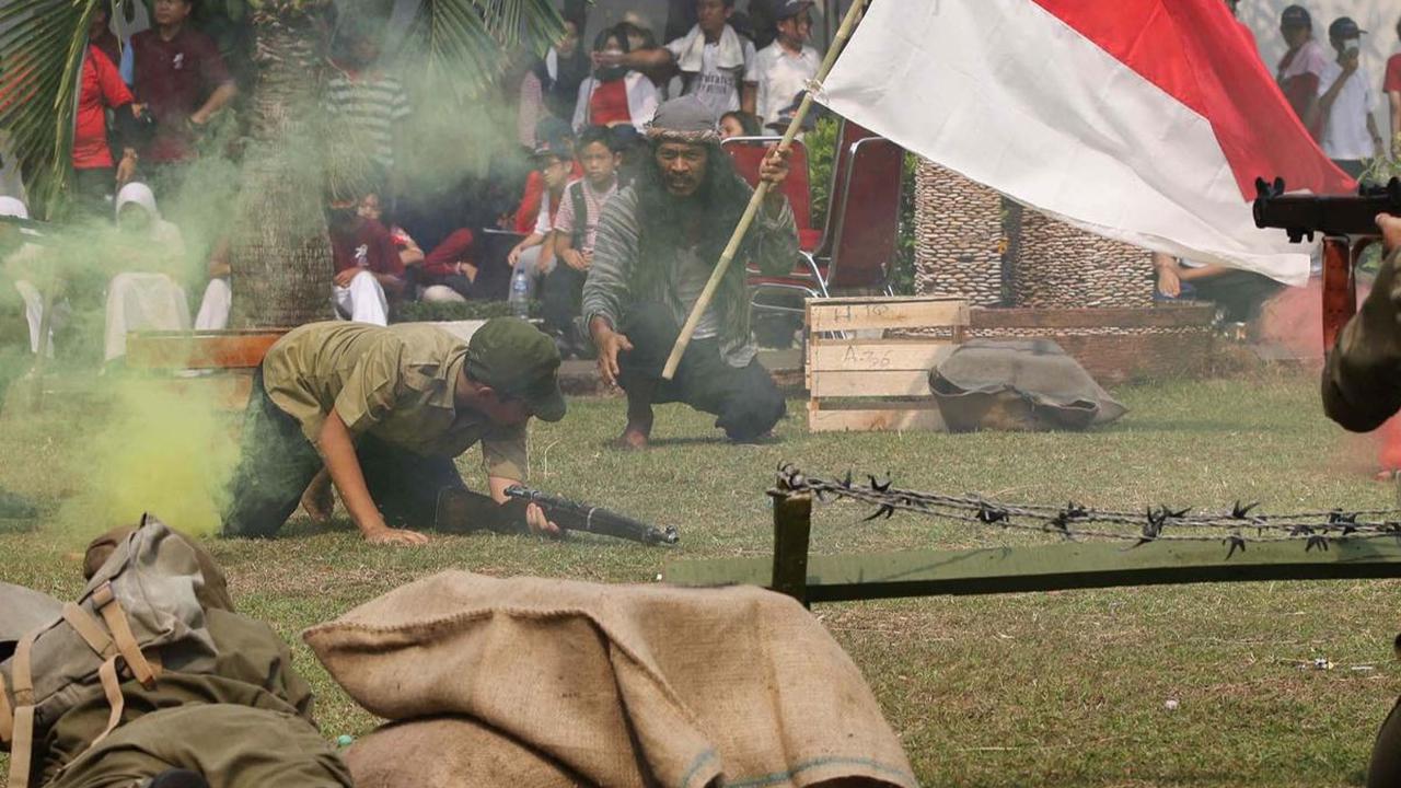 Tampak para pahlawan berjuang mati-matian hingga tetes darah terakhir demi merebut kemerdekaan.