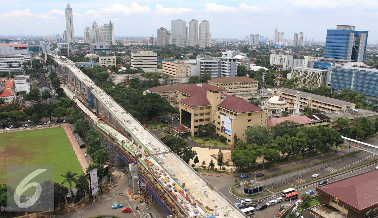 Suasana proyek jalan layang Blok M-Tendean di Jakarta, Rabu (16/11). Porsi belanja infrastruktur yang terus naik membuat pemerintah berencana menggandeng pihak swasta. (Liputan6.com/Angga Yuniar)