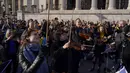 Anggota orkestra bermain sebagai bagian dari demonstrasi anti-perang menyusul serangan Rusia terhadap Ukraina di Trafalgar Square, London, Minggu (6/3/2022).  Flashmob yang terdiri dari 200 musisi klasik itu untuk menunjukkan dukungan terhadap Ukraina setelah invasi Rusia. (AP Photo/Alberto Pezzali)