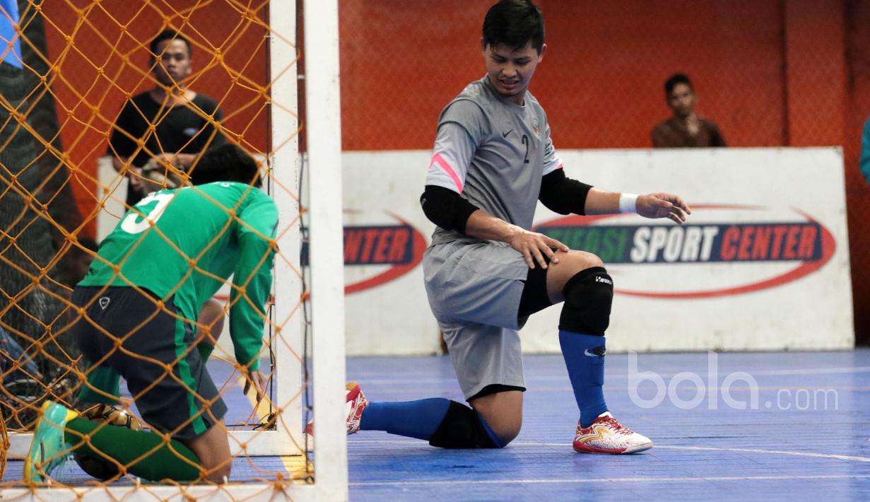 Ekspresi Kiper Timnas Futsal, Nazil usai gawangnya kebobolan lewat sepakan pemain Blacksteel Manokwari pada laga uji coba jelang AFF Championship 2017 Thailand di Tifosi Sport Center, Selasa (16/1/2016). Timnas menang 8-6. (Bola.com/Nicklas Hanoatubun)