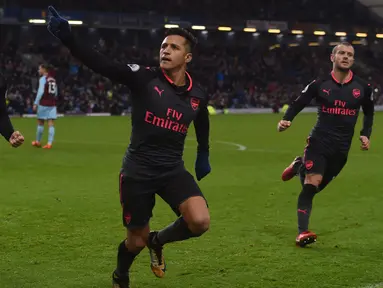 Pemain Arsenal, Alexis Sanchez mencetak satu-satunya gol kemenangan untuk timnya saat melawan Burnley pada laga Premier League pekan ke-13 di Turf Moor, Burnley,(26/11/2017). Arsenal menang 1-0. (AFP/Paul Ellis)