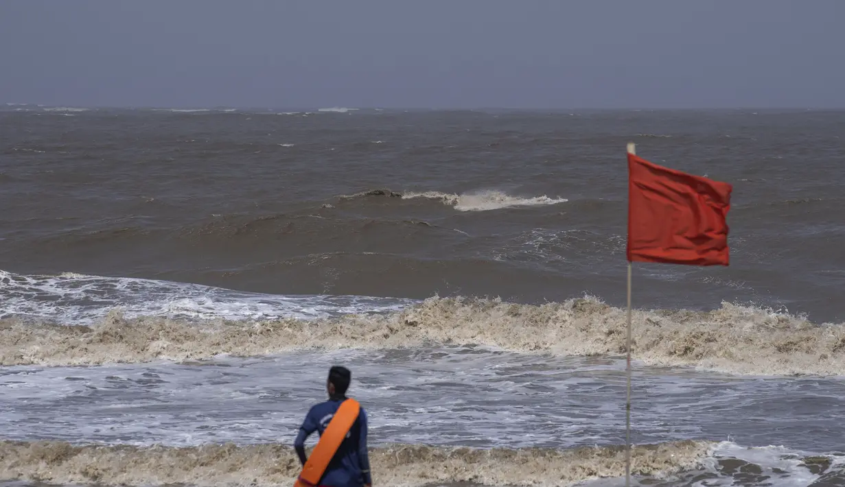 India dan Pakistan bersiap menghadapi topan parah pertama tahun ini yang diperkirakan akan melanda wilayah pesisir Minggu ini.  (AP Photo/Rafiq Maqbool)