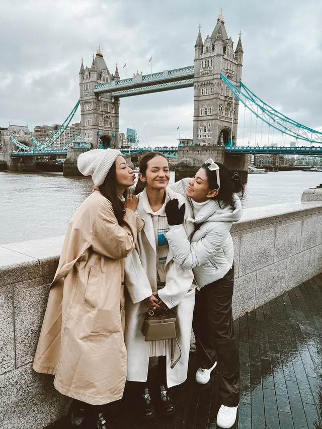Potret Medina dan Hesti Purwadinata Pengapit Enzy Storia