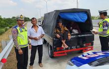 Aksi Nekat Sopir Pikap Angkut Penumpang di Bak Terbuka Lintasi Jalan Tol Brebes–Batang, Endingnya Diadang, Ditilang dan Diusir