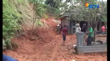 Pasca bencana longsor, warga di Pangandaran bersihkan sisa-sisa longsoran tanah dari tebing.