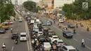 Kendaraan terjebak kemacetan saat melintas di Jalan KH Abdullah Syafei, Jakarta, Selasa (14/5). Tingginya antusias warga yang ingin berbuka puasa di rumah selama Ramadan menyebabkan sejumlah ruas jalan di Ibu Kota mengalami kemacetan lebih awal. (Liputan6.com/Immanuel Antonius)