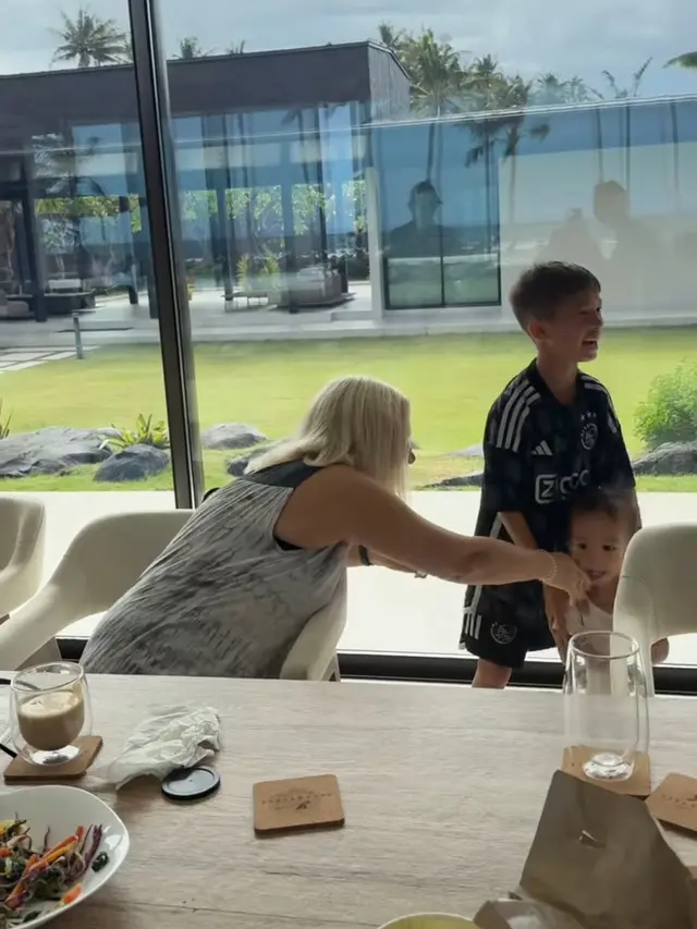 Ultah Ibu Jennifer Bachdim
