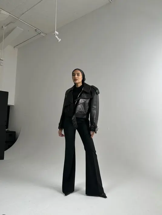 Gaya edgynya kian maksimal dengan turban yang didominasi nuansa hitam. [Foto: Instagram. Yuna]