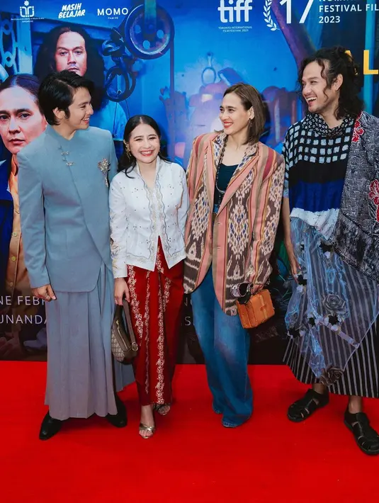 Mana penampilan artis berwastra di Gala Premiere film Budi Pekerti ini yang jadi favoritmu, Sahabat FIMELA? [Foto: Instagram/wregas_bhanuteja]
