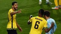 Pemain timnas Jamaikan, Deshorn Brown mengajak Messi berselfie