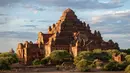 Ratusan pagoda Buddha berusia ratusan abad menjulang dari tanah berdebu di sekitar Bagan, yang dulunya merupakan ibu kota kerajaan regional. (Sai Aung MAIN / AFP)