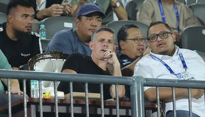 Pelatih Timnas Indonesia, John Herdman, kembali melakukan pemantauan pemain. Kali ini dengan menonton langsung laga Dewa United FC melawan Borneo FC Samarinda pada pekan ke-22 BRI Super League di Indomilk Arena, Tangerang, pada Minggu (22/2/2026). (Bola.com/M Iqbal Ichsan)