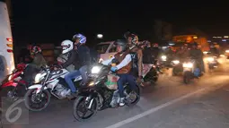 Sejumlah pemudik sepeda motor melintasi jalur simpang Cikalong, Jawa Barat, Jumat (1/7) dini hari. H-5 Lebaran, ratusan pemudik yang menggunakan sepeda motor mulai memadati jalur pantura menuju Jawa Tengah. (Liputan6.com/Angga Yuniar)