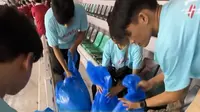 Piala Dunia U-17 2023, suporter Indonesia bersih-bersih sampah di Stadion Gelora Bung Tomo Surabaya. (dok. tangkapan layar video Instagram @erickthohir/https://www.instagram.com/p/CzfEHwgvfms/)