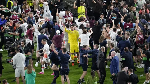 Foto: Hampir Lupa Rasanya Angkat Trofi, Begini Detik-Detik Pesta Pora West Ham United Saat Menjuarai UEFA Europa Conference League