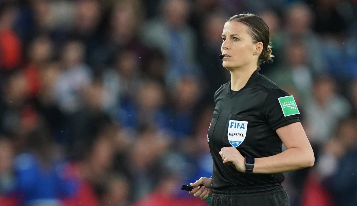 7. Katalin Kulcsar - Katalin Kulcsar merupakan wasit yang memiliki banyak pengalaman. Wasit kelahiran Hungaria ini pernah ditunjuk memimpin laga semifinal Liga Champions Wanita dan perangkat pertandingan pada Piala Dunia Wanita di Prancis. (AFP/Lionel Bonaventure)