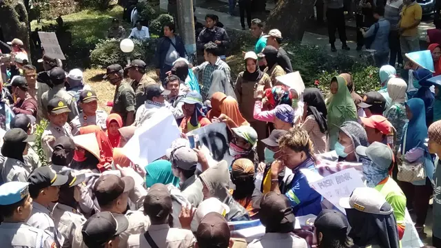Warga Winong, Slarang, Cilacap, berkali-kali berdemonstrasi untuk mendesak Pemkab Cilacap memindah TPS limbah abu batu bara PLTU Cilacap. (Foto: Liputan6.com/JPL Cilacap/Muhamad Ridlo)