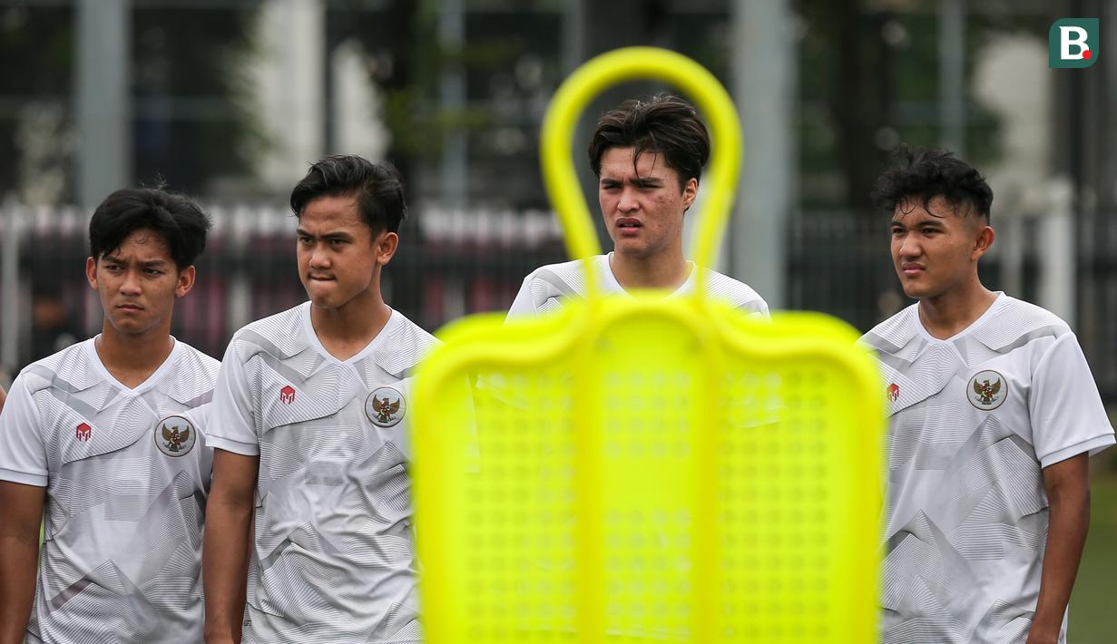 <p>Pemain Timnas Indonesia U-20, Brandon Scheunemann (kanan kedua) bersama rekannya melakukan latihan terbuka untuk Piala Asia U-20 2023 di Lapangan C, Kompleks Stadion Utama Gelora Bung Karno (SUGBK), Jakarta, Rabu (08/02/2023). Ajang ini akan berlangsung pada 1 Maret 2023 mendatang. (Bola.com/Bagaskara Lazuardi)</p>