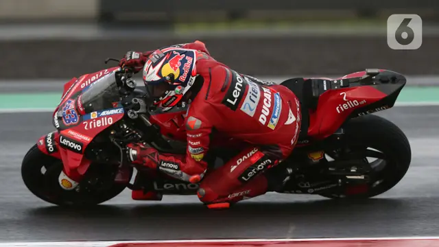FOTO: Aksi Pembalap MotoGP Libas Lintasan Basah Pertamina Mandalika International Street Sirkuit