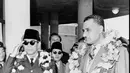 Presiden Republik Indonesia Achmed Sukarno ketika diterima oleh Presiden Mesir Abdel Nasser di Mesir. Sukarno adalah presiden pertama Indonesia (1945-66) ketika Indonesia diberi kemerdekaan pada tahun 1945. (AFP PHOTO / INTERNATIONAL NEWS PHOTOS)