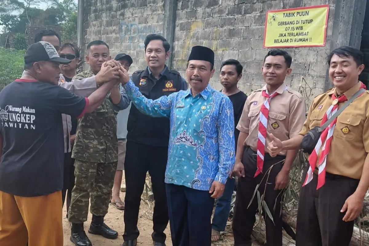Polemik pemblokiran akses jalan menuju SMAN 1 Labuhanratu, Kabupaten Lampung Timur, akibat protes terhadap pelaksanaan Sistem Penerimaan Murid Baru (SPMB) Tahun Ajaran 2026/2027 berakhir damai.