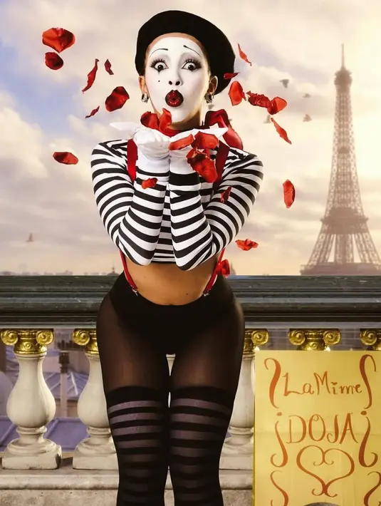 Doja Cat berada di era gadis Prancisnya sejak merilis "Jealous Type", single utama dari album terbarunya, Vie, yang terinspirasi dari era 70-an dan 80-an. Ia membawa energi yang sama ke Halloween dengan berdandan layaknya seorang pantomim seksi. Ia mengenakan atasan bergaris hitam putih dipadukan bawahan stocking. Wajahnya pun dipulas makeup putih. [@dojacat]