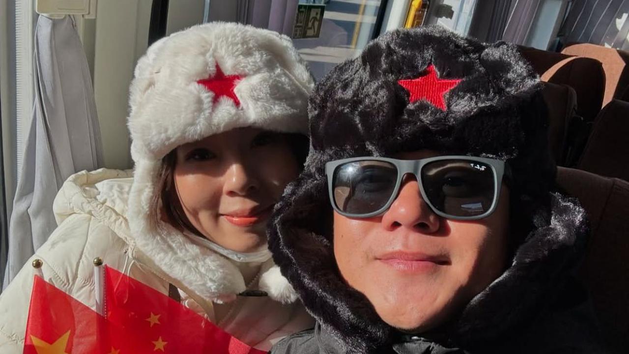 4 Potret Gaya Kompak Keluarga Bobon Santoso, Selalu Pakai Baju Couple di Berbagai Momen