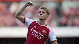 Selebrasi pemain Arsenal, Martin Odegaard, setelah mencetak gol pertama ke gawang MU dalam pertandingan pekan keempat Liga Inggris 2023/2024 yang berlangsung di Emirates Stadium, London, Minggu (3/9/2023) malam WIB. Arsenal hanya butuh waktu satu menit untuk menyamakan kedudukan setelah sebelumnya MU unggul terlebih dulu. (AP Photo/Kirsty Wigglesworth)