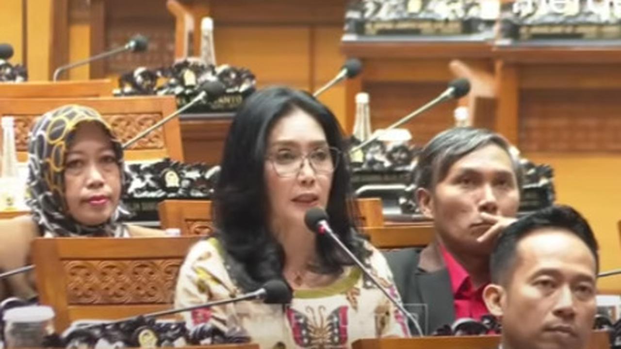 Rieke 'Oneng' Interupsi di Paripurna