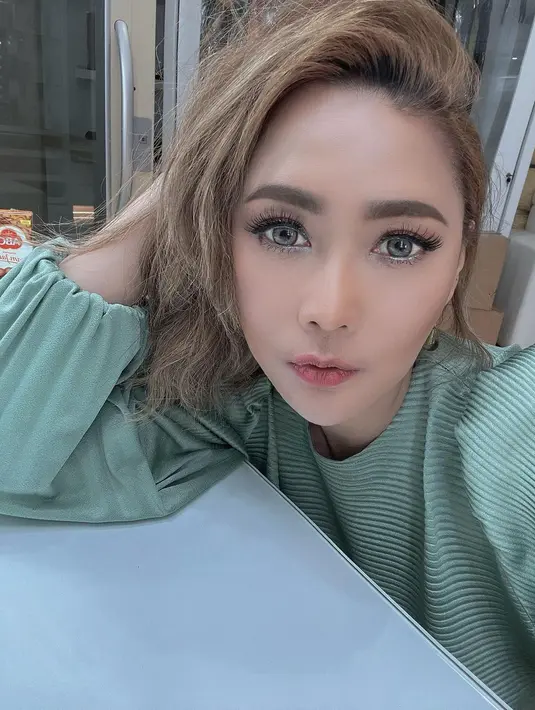Bisa dikatakan, rambut palsu tersebut menjadi ciri tersendiri bagi  Inul Daratista. Bahkan mempunyai beragam model dan warna. (FOTO: instagram.com/inul.d)