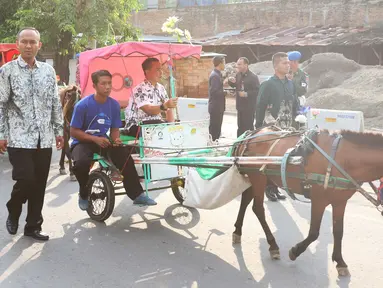 Panitia mengendarai andong melakukan simulasi kirab pernikahan Kahiyang-Bobby menuju Graha Saba Buana, Solo, Senin (6/11). Empat andong hingga moge digunakan dalam acara tersebut. (Liputan6.com/Angga Yuniar)