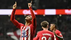 Pemain Atletico Madrid Samuel Lino melakukan selebrasi usai mencetak gol ke gawang Valencia pada pertandingan sepak bola Liga Spanyol di Stadion Metropolitano, Madrid, Sapanyol, Minggu (28/1/2024). Atletico Madrid menang 2-0. (JAVIER SORIANO/AFP)