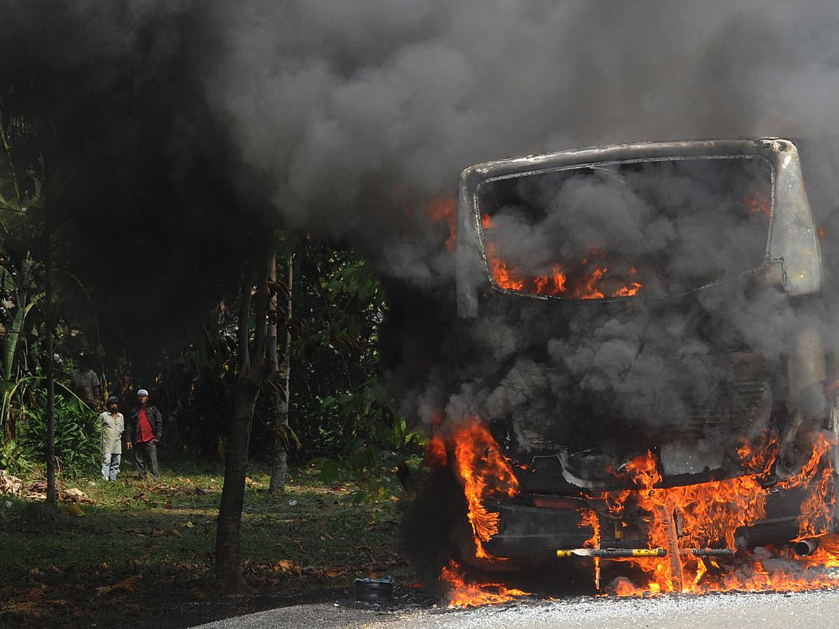 Bus Terbakar di Tol Tangerang-Merak - Regional Liputan6.com