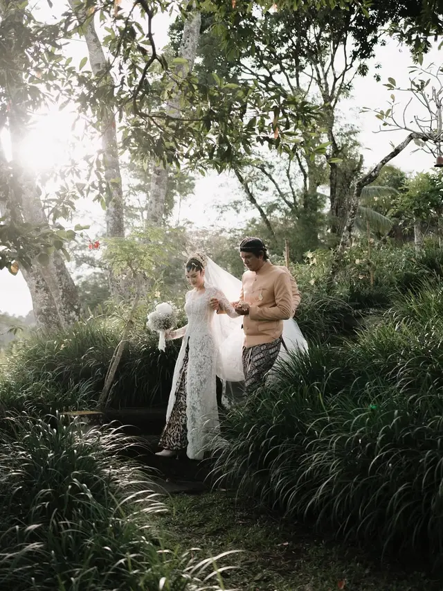 Gaya Serasi Luna Maya dan Maxime Bouttier Menikah di Bali dalam Balutan Busana Pengantin Adat Yogyakarta