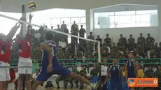Citizen6, Surabaya: Kegiatan pertandingan final putra antara Kodikmar melawan Puslatdiksarmil di GOR Jalakrida Bumimoro Kobangdikal, Kamis (28/4). (Pengirim: Rohman Arif)