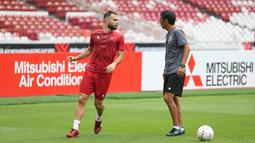 Sesi latihan terakhir Timnas Indonesia jelang hadapi Kamboja di laga perdana Piala AFF 2022 diikuti oleh seluruh 23 pemain yang terpilih masuk skuad Timnas Garuda, termasuk Jordy Amat yang baru saja selesai melewati proses naturalisasi. (Bola.com/Bagaskara Lazuardi)