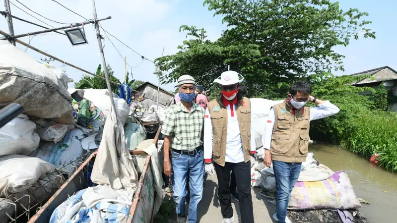 Sandiaga Uno bagikan 350 paket sembako ke buruh harian dan pemulung.