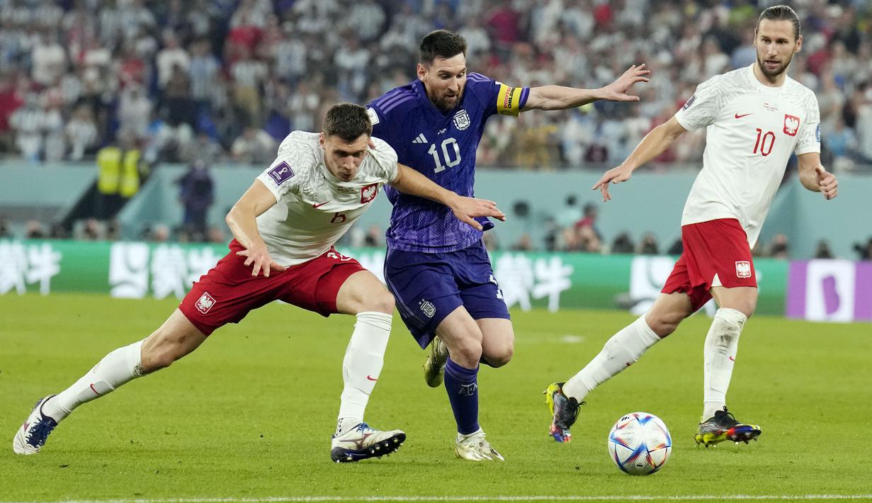 <p>Argentina berhasil melangkah ke 16 besar Piala Dunia 2022 sebagai juara grup setelah menang 2-0 atas Polandia dalam laga terakhir Grup C Piala Dunia 2022 yang berlangsung di Stadium 974, Doha, Kamis (1/12/2022) dini hari WIB. (AP/Natacha Pisarenko)</p>